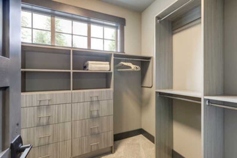 Closet Planejado com Banheiro Cotar Porto Feliz - Closet Planejado Pequeno para Casal